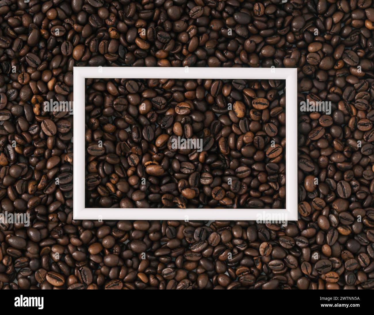 Geröstete Kaffeebohnen im Hintergrund mit weißem Rahmen Kopierraum. Minimales Konzept und Einfachheit. Kaffee-ästhetischer Hintergrund. Flache Lage, Ansicht von oben. Stockfoto