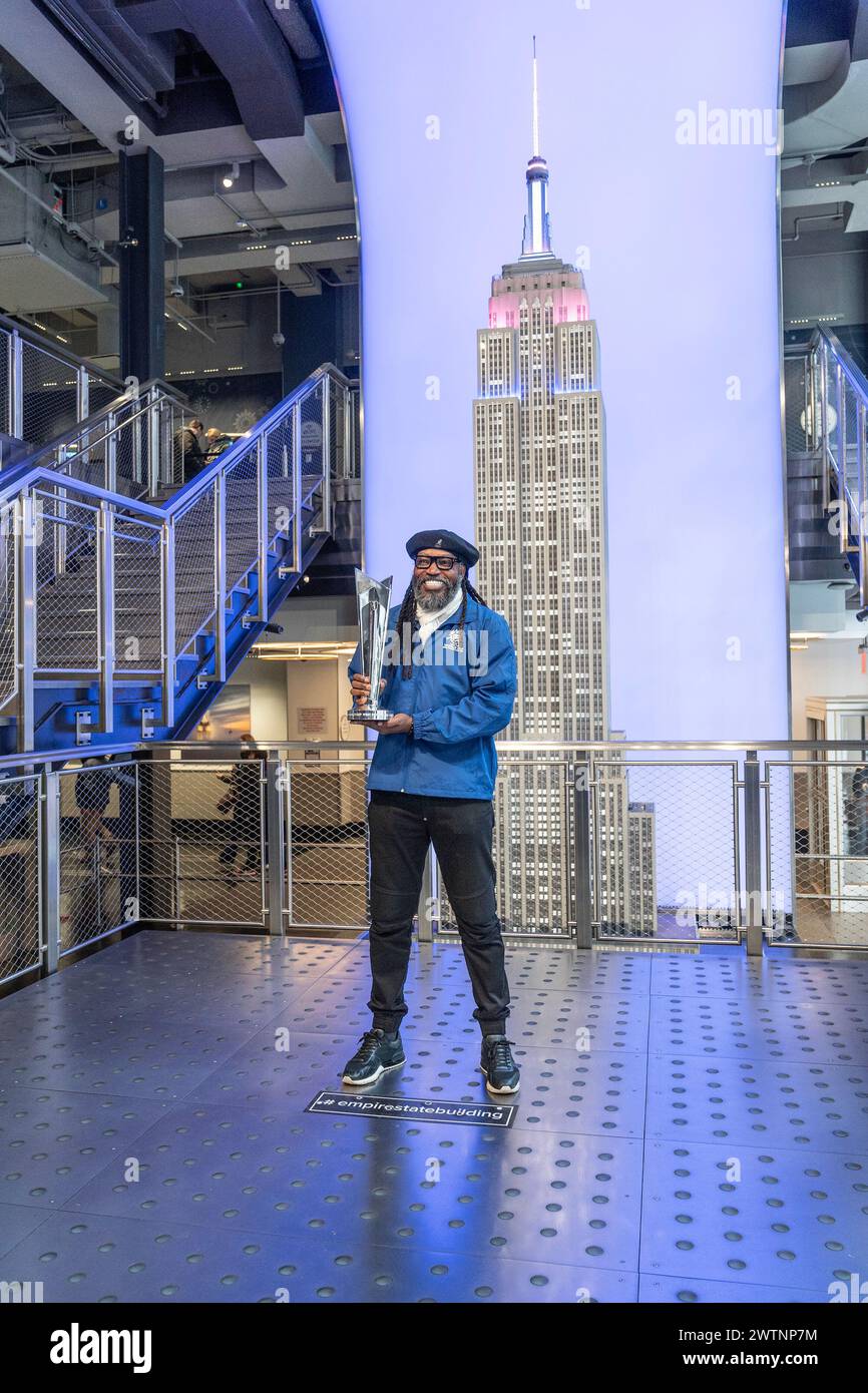 New York, USA. März 2024. Der professionelle Cricketspieler Chris Gayle vom Team West Indies besucht am 18. März 2024 das Empire State Building in New York. Sie starten die Trophy Tour des International Cricket Council und feiern die T20-Weltmeisterschaft 2024 der Männer, die zum ersten Mal in den USA ausgetragen wird. (Foto: Lev Radin/SIPA USA) Credit: SIPA USA/Alamy Live News Stockfoto