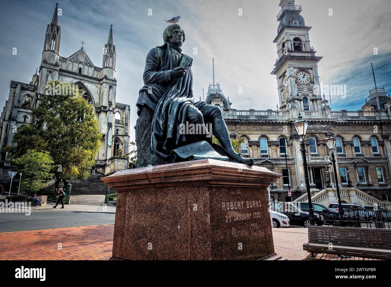 Es gibt eine Statue von Robert Burns, dem schottischen Nationaldichter, im Octagon, Dunedin, in der gleichen Pose wie die in Dundee, Schottland. Stockfoto