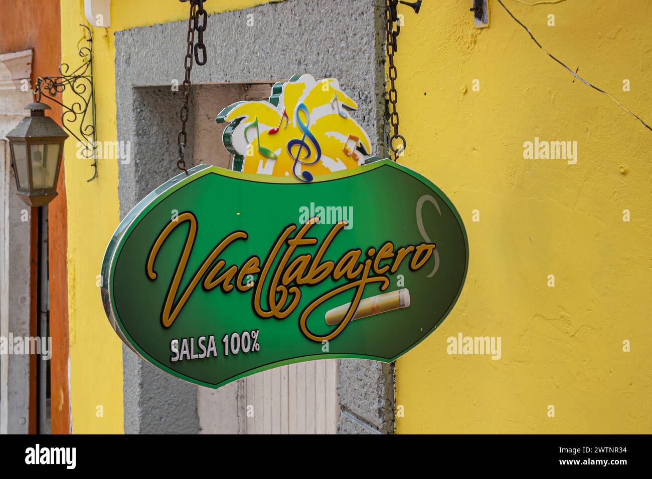 Cartagena, Kolumbien - 25. Juli 2023: Farbenfrohe Kunst Vueltabajero Salsa 100% Zeichen Nahaufnahme des kulturellen Raumes in der Calle 30, wo afro-karibische Musik, foo Stockfoto