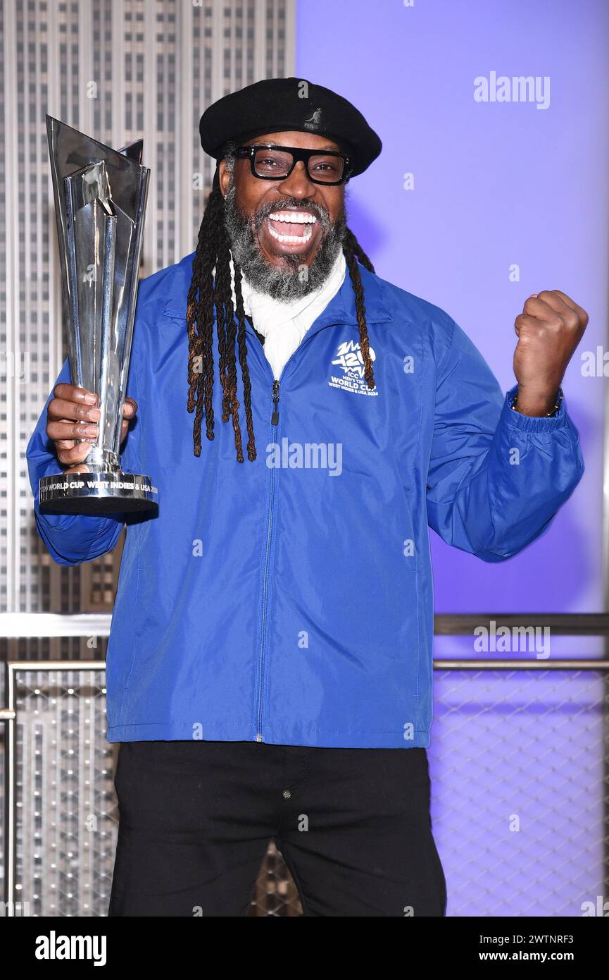 New York, USA. März 2024. Cricket-Profi Chris Gayle, Cricket West Indies, nimmt an der Lichtzeremonie des Empire State Building Teil, um die T20 World Cup 2024 Trophy Tour des International Cricket Council zu feiern, die am 18. März 2024 in die USA kommt. (Foto: Anthony Behar/SIPA USA) Credit: SIPA USA/Alamy Live News Stockfoto