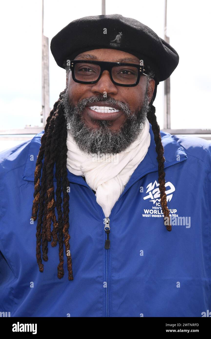 New York, USA. März 2024. Cricket-Profi Chris Gayle, Cricket West Indies, nimmt an der Lichtzeremonie des Empire State Building Teil, um die T20 World Cup 2024 Trophy Tour des International Cricket Council zu feiern, die am 18. März 2024 in die USA kommt. (Foto: Anthony Behar/SIPA USA) Credit: SIPA USA/Alamy Live News Stockfoto