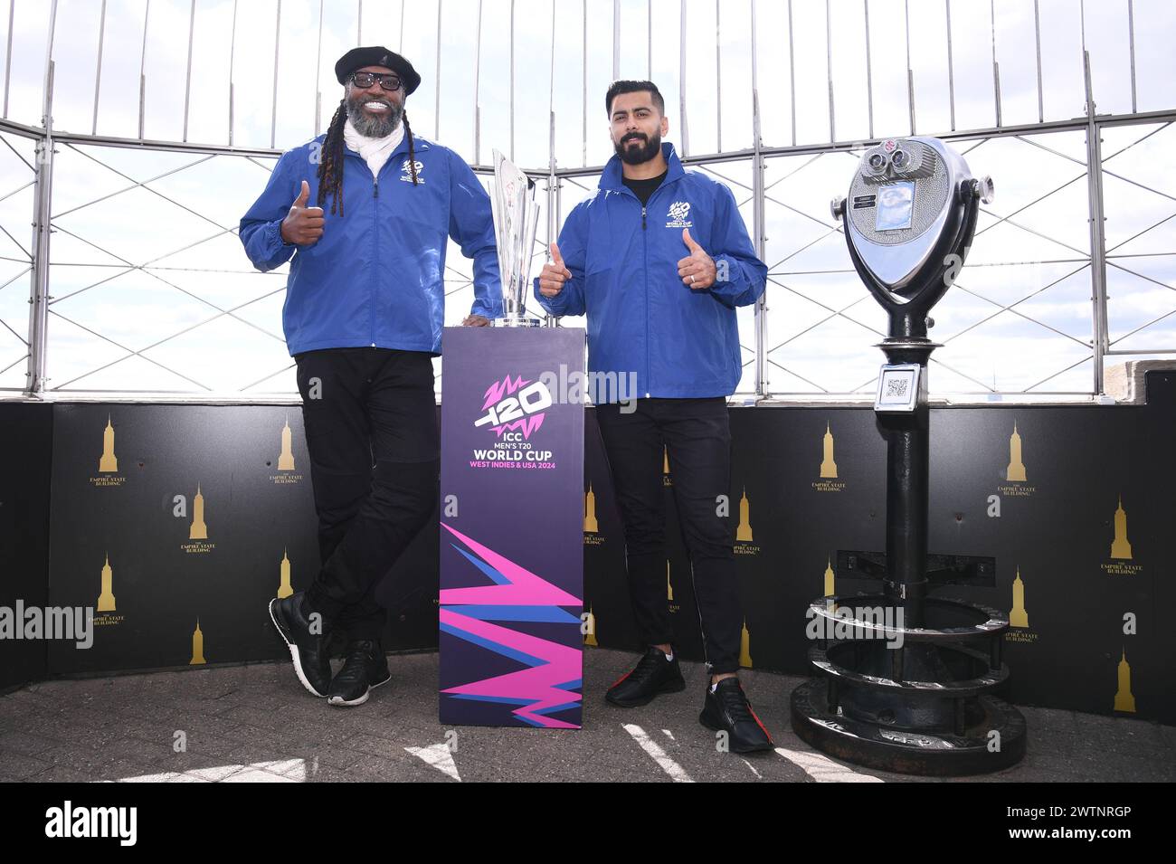 New York, USA. März 2024. Die professionellen Cricket-Spieler Chris Gayle, Cricket West Indies, und Ali Khan, USA Team, nehmen an der Lichtzeremonie im Empire State Building Teil, um die T20 World Cup 2024 Trophy Tour des International Cricket Council zu feiern, die am 18. März 2024 in die USA kommt. (Foto: Anthony Behar/SIPA USA) Credit: SIPA USA/Alamy Live News Stockfoto