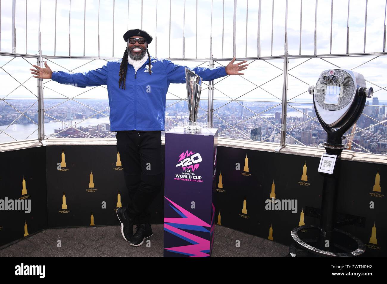 New York, USA. März 2024. Cricket-Profi Chris Gayle, Cricket West Indies, nimmt an der Lichtzeremonie des Empire State Building Teil, um die T20 World Cup 2024 Trophy Tour des International Cricket Council zu feiern, die am 18. März 2024 in die USA kommt. (Foto: Anthony Behar/SIPA USA) Credit: SIPA USA/Alamy Live News Stockfoto
