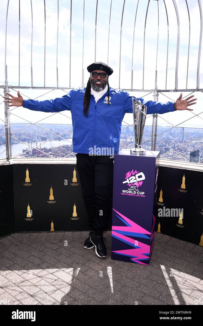 New York, USA. März 2024. Cricket-Profi Chris Gayle, Cricket West Indies, nimmt an der Lichtzeremonie des Empire State Building Teil, um die T20 World Cup 2024 Trophy Tour des International Cricket Council zu feiern, die am 18. März 2024 in die USA kommt. (Foto: Anthony Behar/SIPA USA) Credit: SIPA USA/Alamy Live News Stockfoto