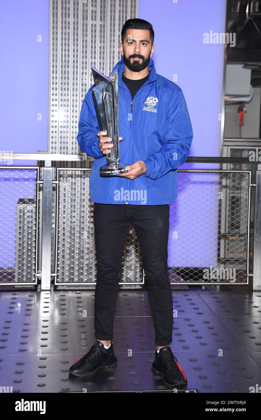 New York, USA. März 2024. Der professionelle Cricket-Spieler Ali Khan, Team USA, nimmt an der Lichtzeremonie des Empire State Building Teil, um die T20 World Cup 2024 Trophy Tour des International Cricket Council zu feiern, die am 18. März 2024 in die USA kommt. (Foto: Anthony Behar/SIPA USA) Credit: SIPA USA/Alamy Live News Stockfoto