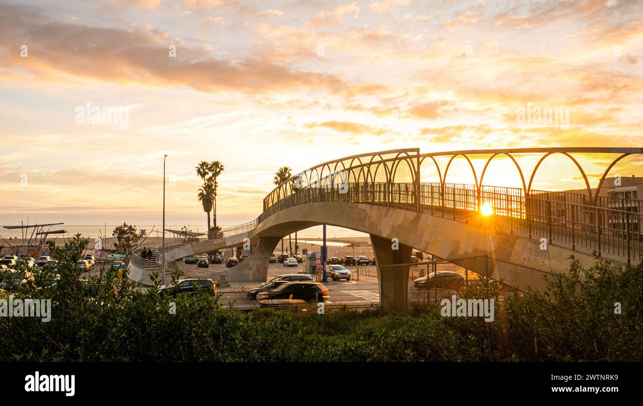Eine Brücke in Santa Monica, Kalifornien, über den Pacific Coast Highway oder PCH, vom Palisades Park zum Santa Monica Beach bei Sonnenuntergang im Sommer. Stockfoto
