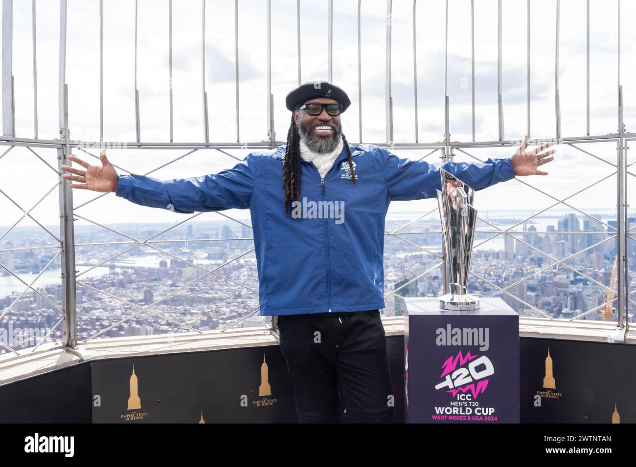 New York, New York, USA. März 2024. Der professionelle Cricketspieler Chris Gayle vom Team West Indies besucht am 18. März 2024 das Empire State Building in New York. Sie starten die Trophy Tour des International Cricket Council und feiern die T20-Weltmeisterschaft 2024 der Männer, die zum ersten Mal in den USA ausgetragen wird. (Kreditbild: © Lev Radin/ZUMA Press Wire) NUR REDAKTIONELLE VERWENDUNG! Nicht für kommerzielle ZWECKE! Stockfoto