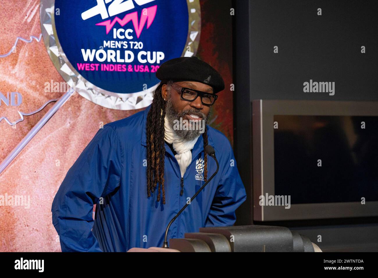 New York, New York, USA. März 2024. Der professionelle Cricketspieler Chris Gayle vom Team West Indies besucht am 18. März 2024 das Empire State Building in New York. Sie starten die Trophy Tour des International Cricket Council und feiern die T20-Weltmeisterschaft 2024 der Männer, die zum ersten Mal in den USA ausgetragen wird. (Kreditbild: © Lev Radin/ZUMA Press Wire) NUR REDAKTIONELLE VERWENDUNG! Nicht für kommerzielle ZWECKE! Stockfoto