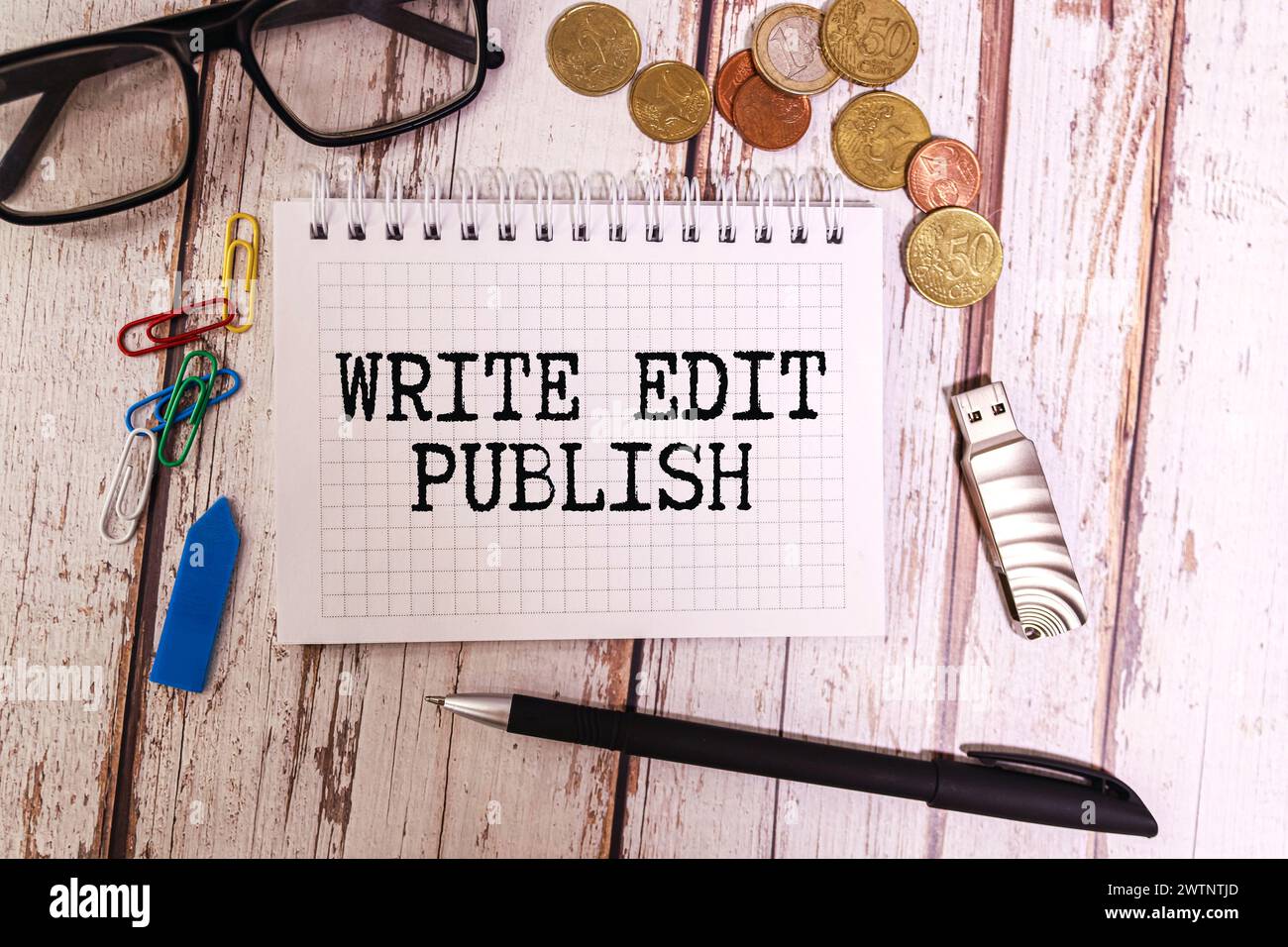 Schreiben Bearbeiten Veröffentlichen, Text auf weißem Notizblock auf farbenfrohem Hintergrund Stockfoto