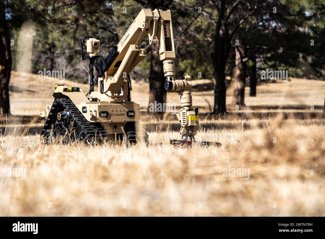 SCHRIEVER SPACE FORCE BASE, COLOL. -- Mitglieder der Peterson Space Force Base (SFB) nahmen am 6. März 2024 an einer basisweiten Drohneneingriffsübung auf dem Peterson Golf Course Teil. An dieser Übung nahmen Teilnehmer der 21st Security Force Squadron (21st SFS), der 21st Civil Engineering Squadron (21st CES), der Peterson SFB Fire Department und mehr Teil. Ziel der Übung war es, die Reaktion und die Bereitschaft des Peterson SFB im Falle eines Drohneneinfalls zu testen. (Foto der U.S. Space Force von Dalton Prejeant) Stockfoto