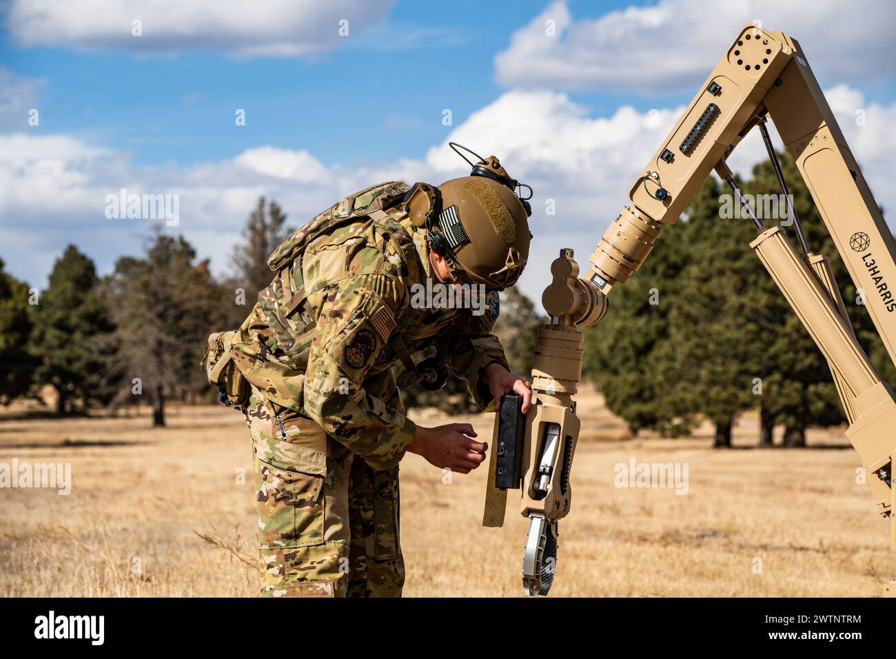 SCHRIEVER SPACE FORCE BASE, COLOL. -- Mitglieder der Peterson Space Force Base (SFB) nahmen am 6. März 2024 an einer basisweiten Drohneneingriffsübung auf dem Peterson Golf Course Teil. An dieser Übung nahmen Teilnehmer der 21st Security Force Squadron (21st SFS), der 21st Civil Engineering Squadron (21st CES), der Peterson SFB Fire Department und mehr Teil. Ziel der Übung war es, die Reaktion und die Bereitschaft des Peterson SFB im Falle eines Drohneneinfalls zu testen. (Foto der U.S. Space Force von Dalton Prejeant) Stockfoto