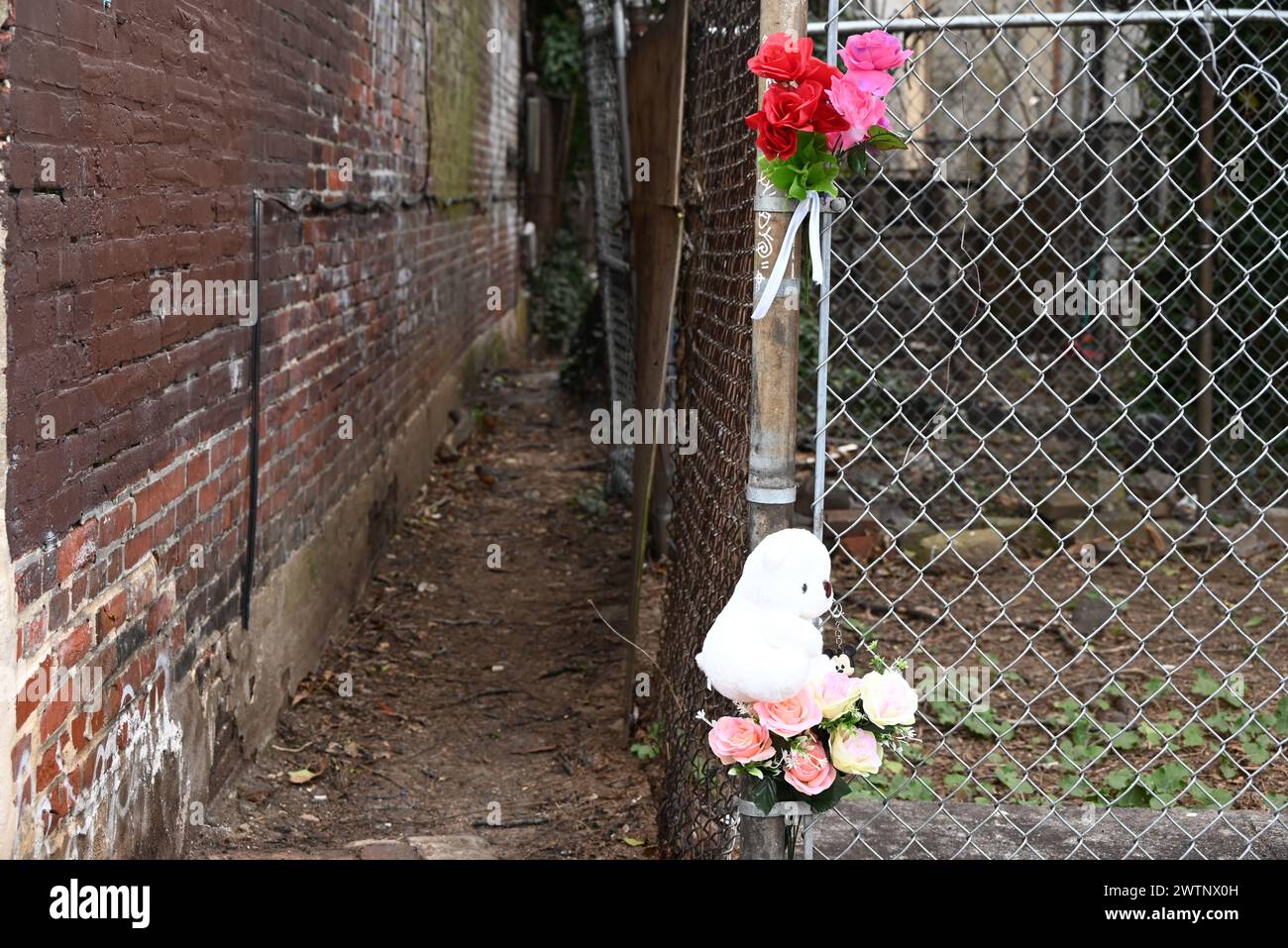 Teddybär- und Blumendenkmal auf einem Zaun an der Stelle, an der menschliche Überreste eines zerfallenen Kindes in einem Seesack in einer Gasse in Philadelphia gefunden wurden. Gegen 9:50 Uhr reagierte die Polizei am Montag Morgen auf den Block 600 der North 38th Street. Die Polizei wurde von einem Mann getroffen, der im hinteren Teil des Grundstücks arbeitete, und der Mann wies die Polizisten zu einem Seesack, der die „stark zersetzten Überreste eines Kindes“ enthielt. Zu diesem Zeitpunkt ist das Geschlecht unbekannt. (Foto: Kyle Mazza/SOPA Images/SIPA USA) Stockfoto