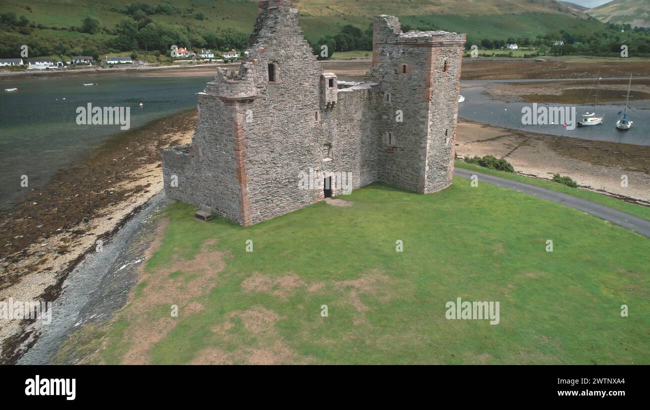 Alte Burgruinen aus der Luft in der Bucht von Loch Ranza. Historisches Denkmal und Erbe der britischen Kultur. Fantastische Landschaft auf Arran Island, Schottland, Großbritannien, Europa. Bildansicht Stockfoto