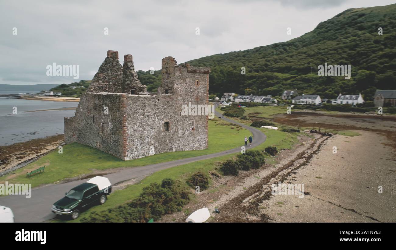 Alte Burgruinen aus der Luft in der Bucht von Loch Ranza. Historisches Denkmal und Erbe der britischen Kultur. Fantastische Landschaft auf Arran Island, Schottland, Großbritannien, Europa. Bildansicht Stockfoto