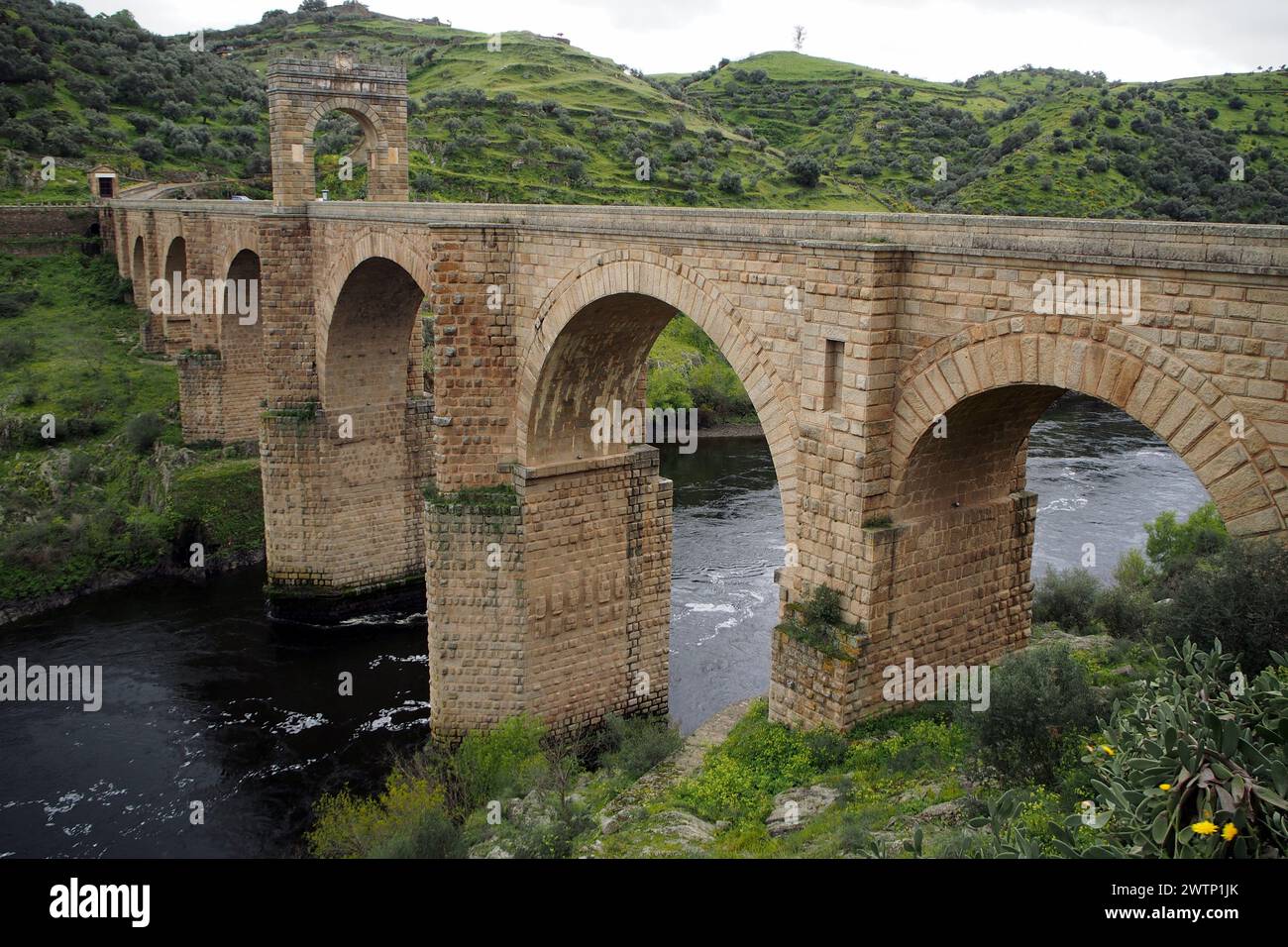 Trajan's Bridge in Alcantara, römische Steinbogenbrücke, erbaut zwischen 104 und 106 n. Chr. über den Tejo, Alcantara, Provinz Caceres, Spanien Stockfoto