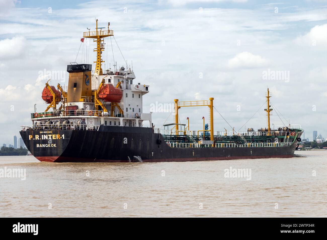 SAMUT PRAKAN, THAILAND, 11. Oktober 2023, das Schiff P.R.INTER 1 ein Chemikalientanker, in der Mündung des Chao Phraya Flusses. Stockfoto