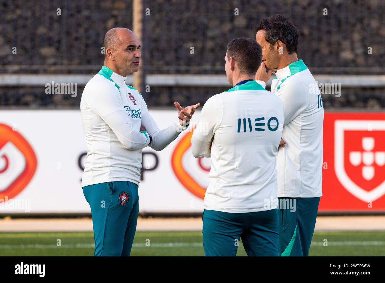 Lisboa, Portugal. März 2024. Cheftrainer der portugiesischen Nationalmannschaft, Roberto Martinez (L), der während des Trainings auf dem Trainingsgelände Cidade do Futebol gesehen wurde. Die portugiesische Fußballmannschaft trainiert vor den Freundschaftsspielen gegen Schweden und Slowenien. (Foto: Hugo Amaral/SOPA Images/SIPA USA) Credit: SIPA USA/Alamy Live News Stockfoto