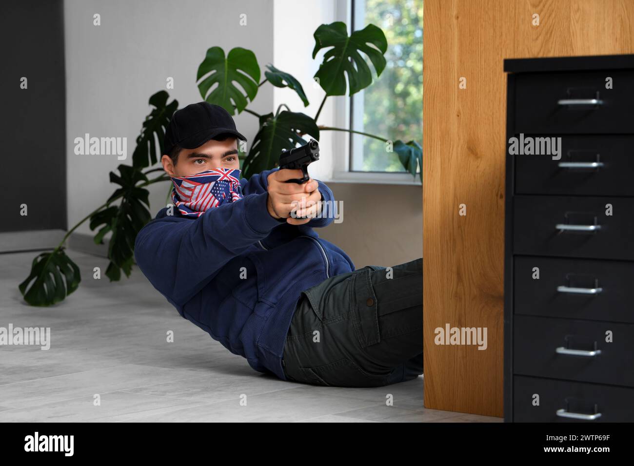 Männlicher Student mit Waffe an der Universität. Aufnahmeproblem Konzept Stockfoto