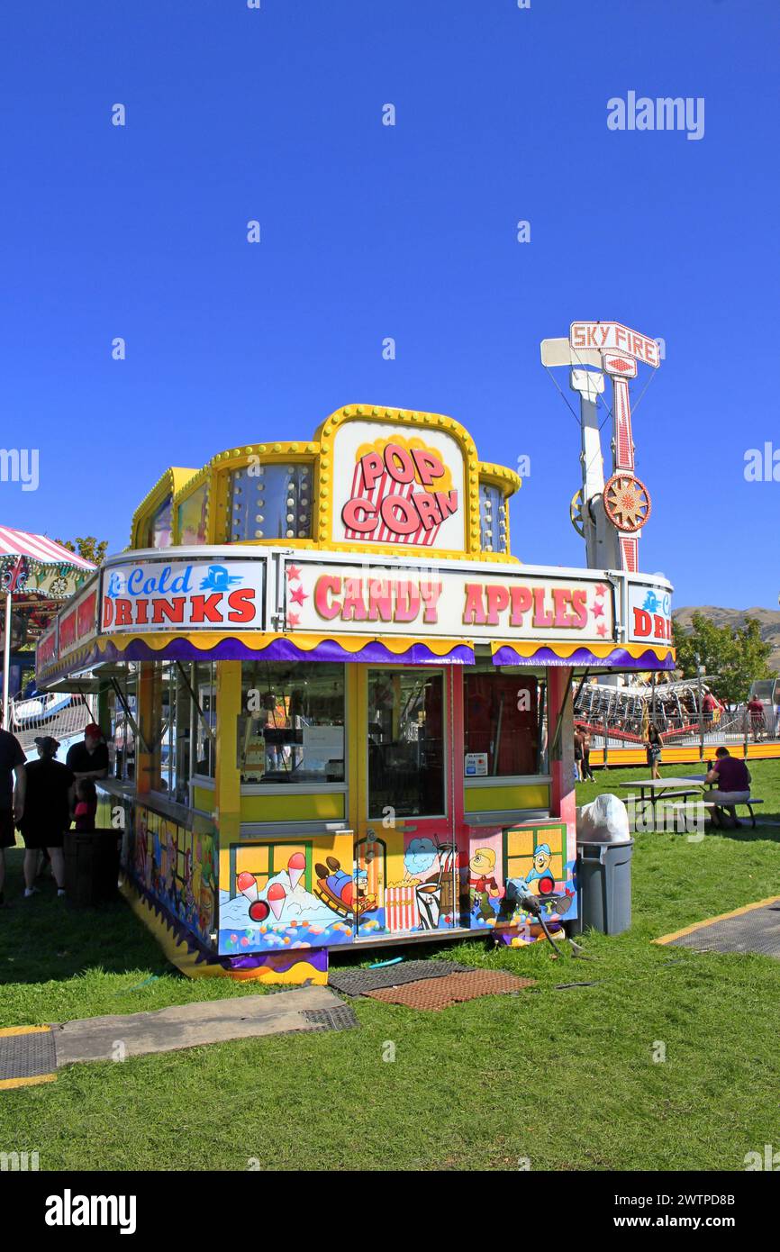 An einem Stand der State Fair in Utah stehen SÜSSIGKEITÄPFEL und kalte Getränke Stockfoto