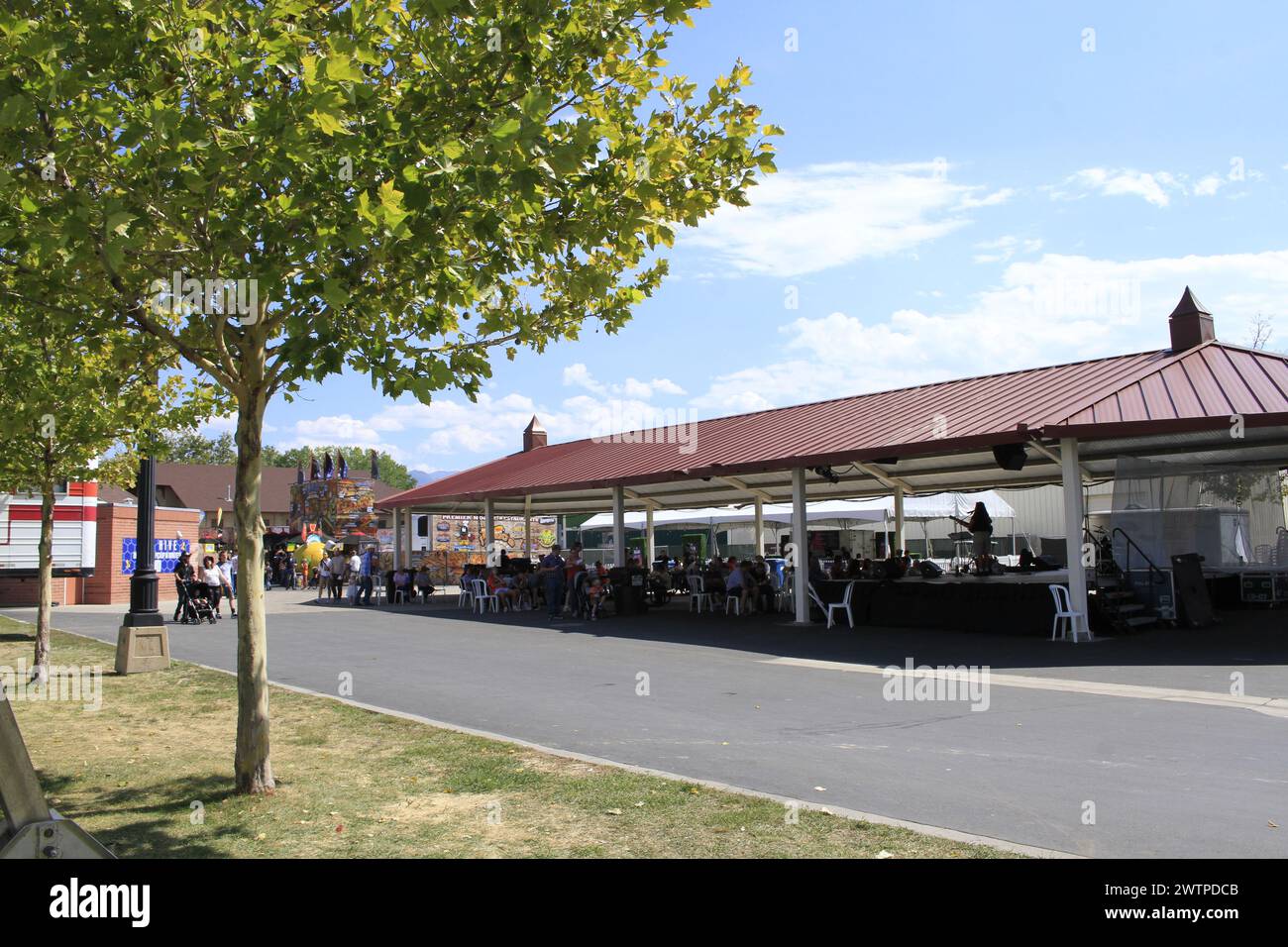 Utah State Fair Shelter mit blauem Himmel und Bäumen Stockfoto