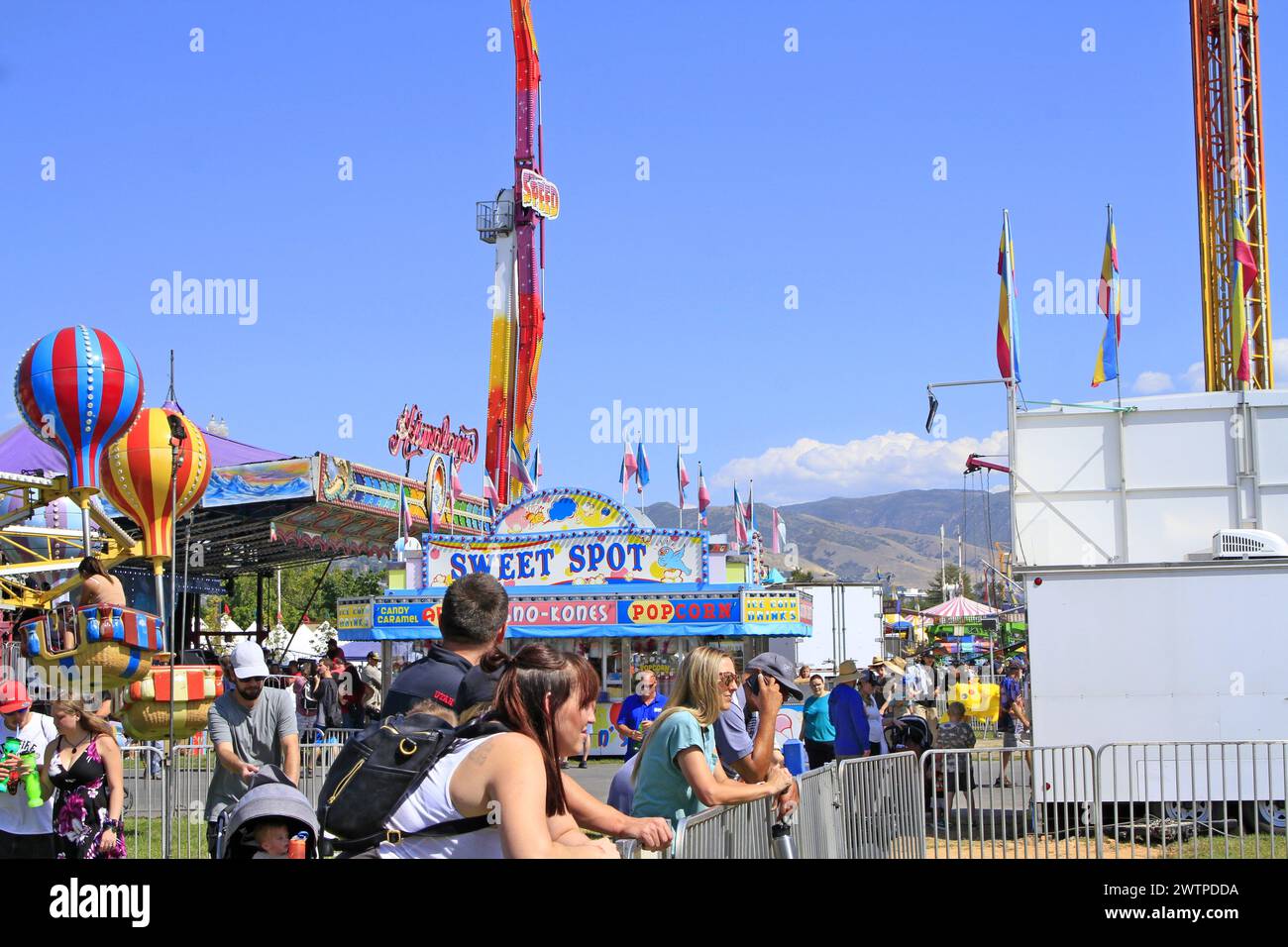 Lebensmittelhändler und Fahrgeschäfte auf der Utah State Fair mit blauem Himmel Stockfoto