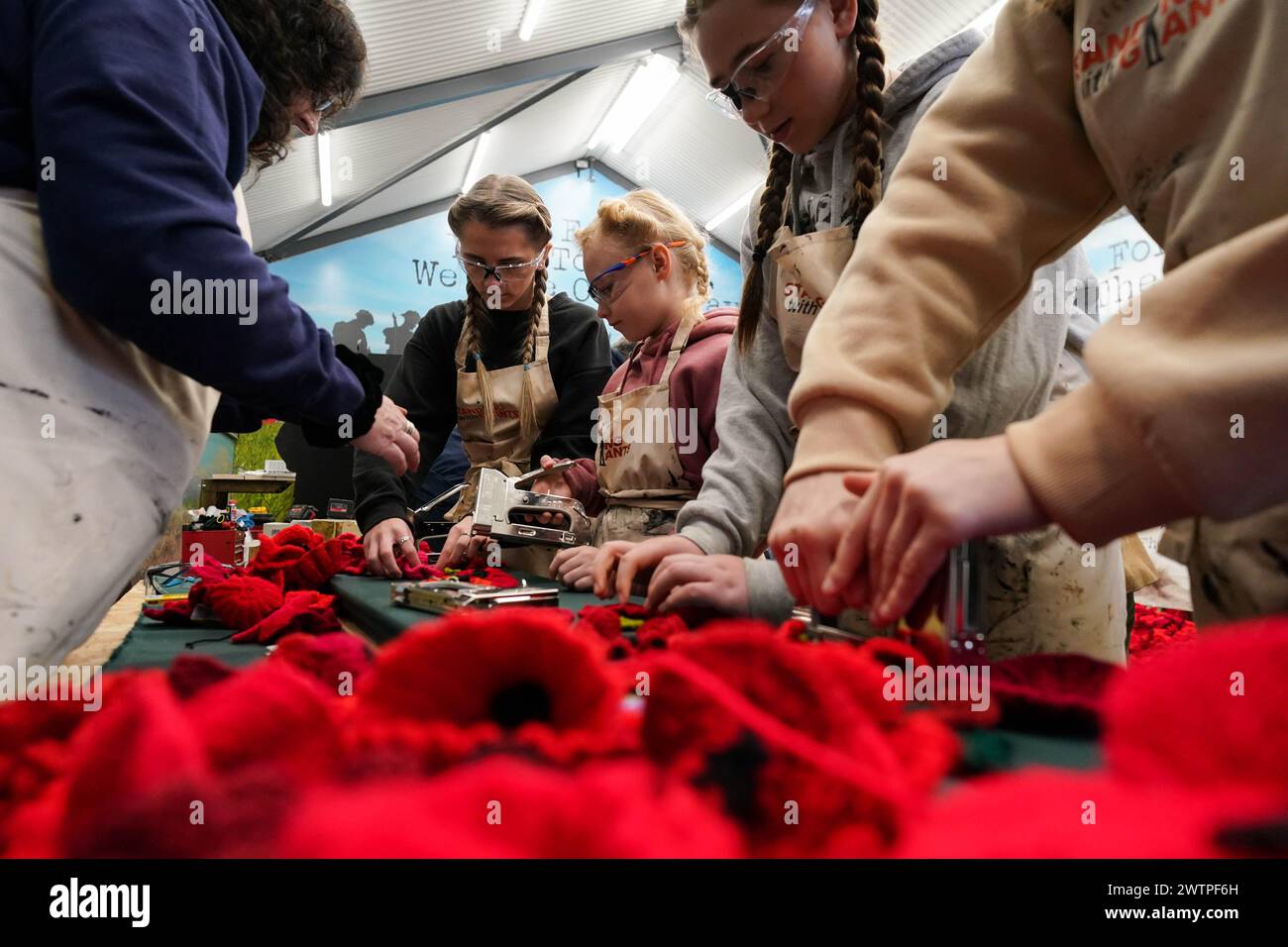 Strickmohn wird in einer Werkstatt in Oxford hergestellt, in der über 200 Silhouetten von Soldaten des Zweiten Weltkriegs hergestellt werden, bevor sie zum 80. Jahrestag des D-Day in die Normandie gebracht werden. Bilddatum: Samstag, 16. März 2024. Stockfoto