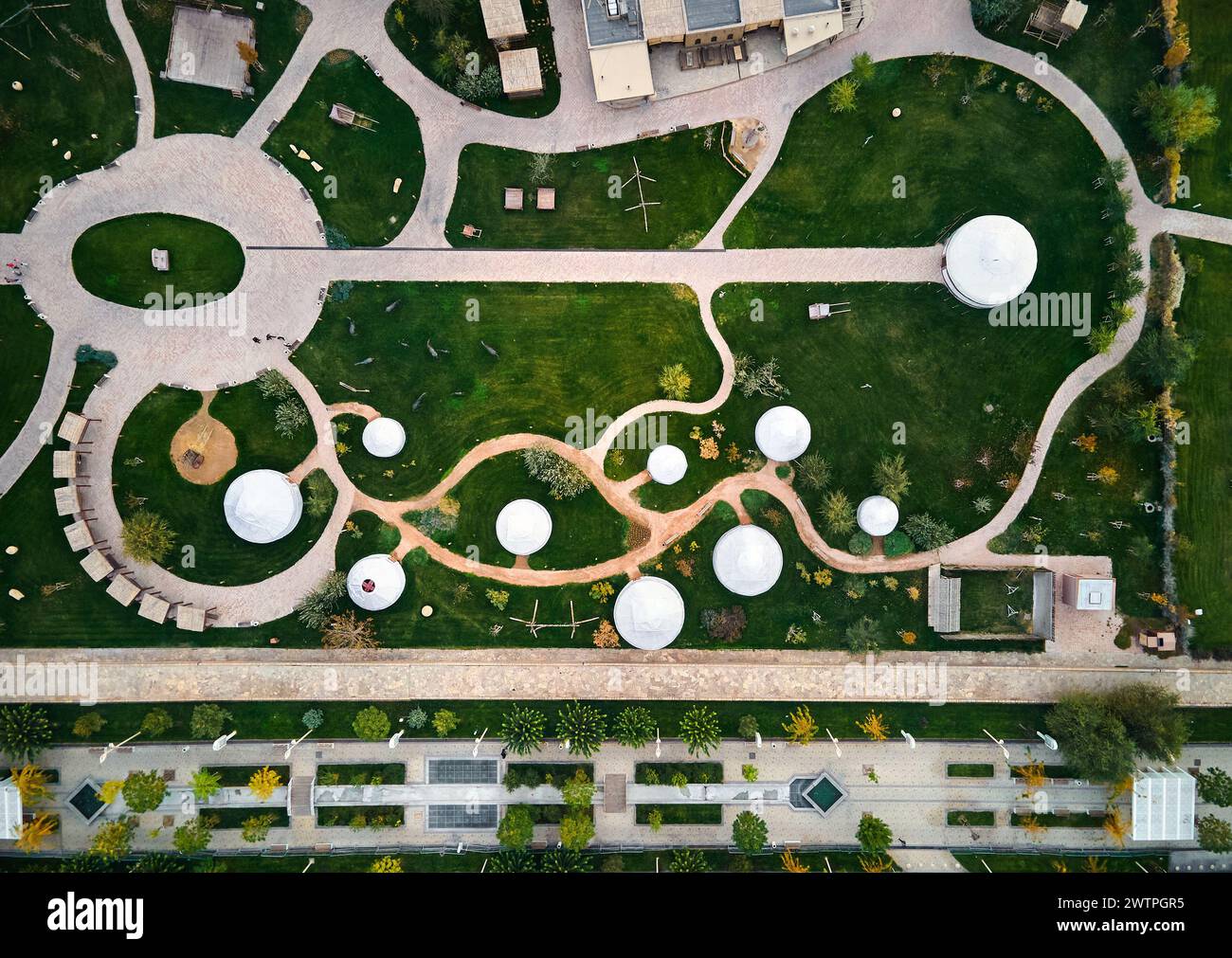 Luftdrohne von oben nach unten auf die weiße Kuppel des Yuort Camps im Kulturzentrum der Altstadt Turkestan in Südkasachstan Stockfoto