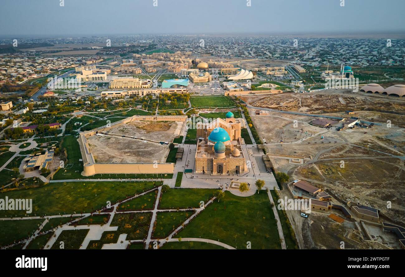 Drohnenblick auf das Mausoleum von Choja Ahmed Yasavi in der Stadt Turkestan altes Gebäude bei Sonnenuntergang in Südkasachstan Stockfoto