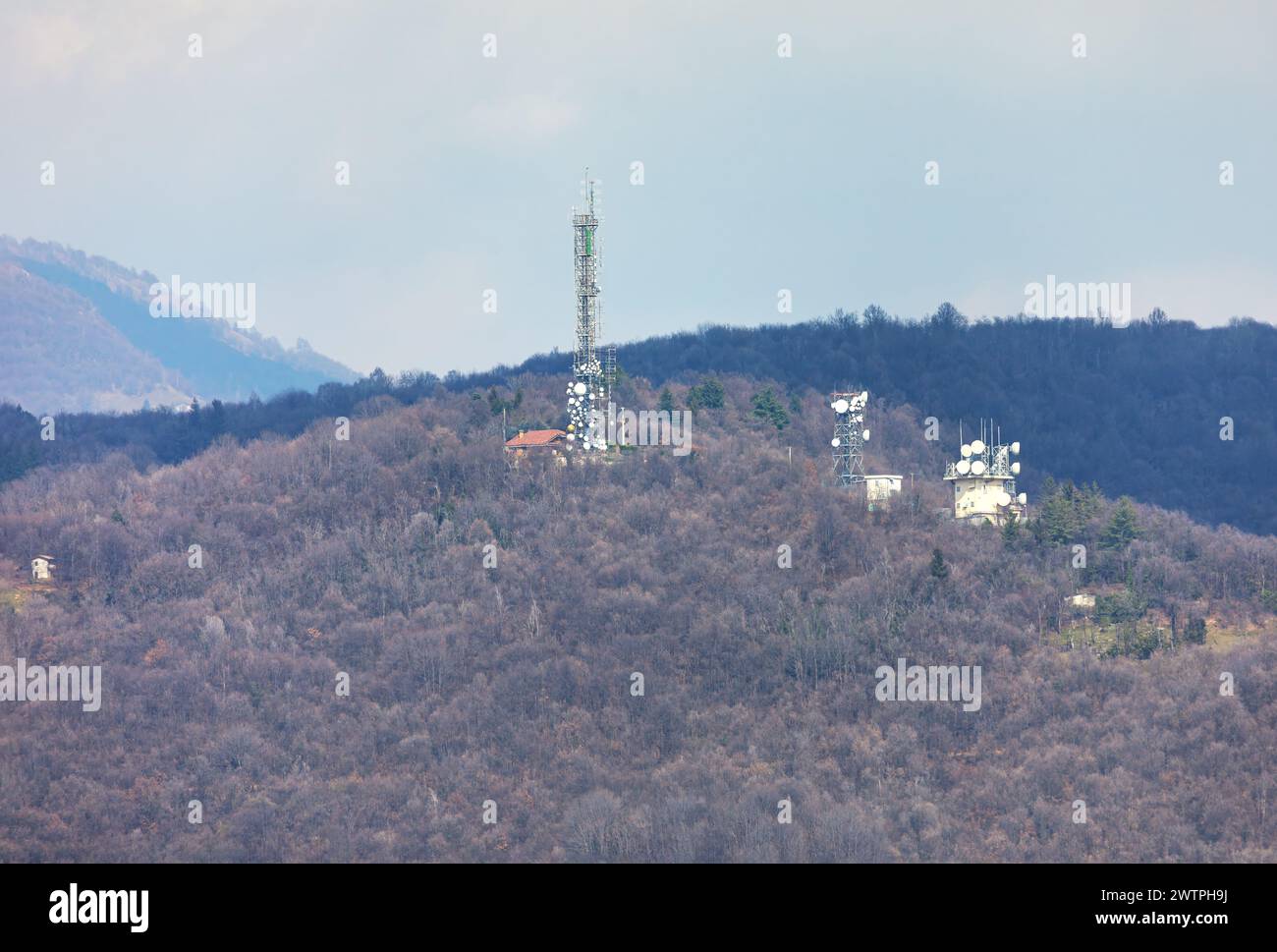 Telekommunikationsturm auf einem Hügel in den Bergen Stockfoto