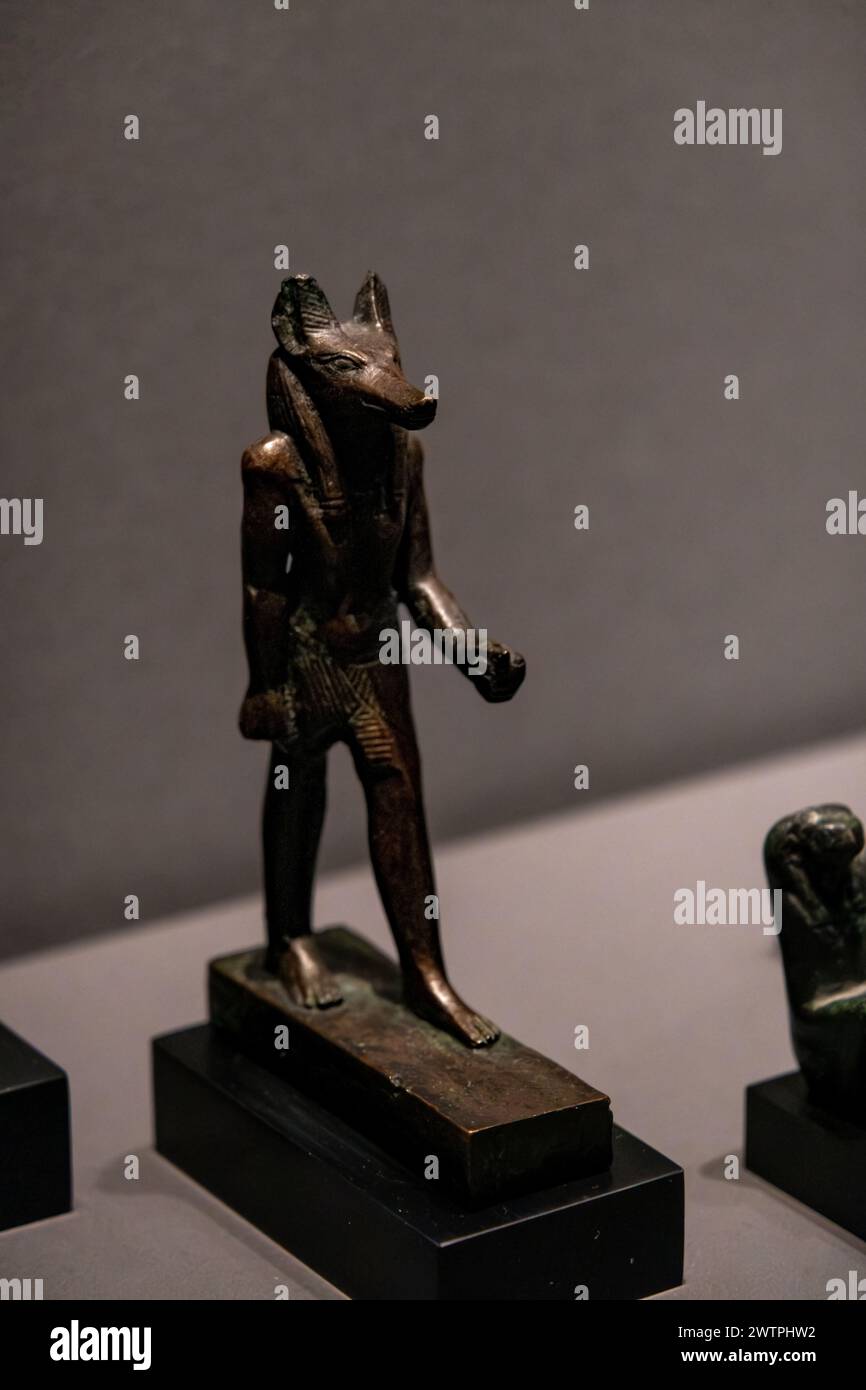 Eine Bronzestatue von Anubis, ausgestellt in einem Museum in Deutschland Stockfoto