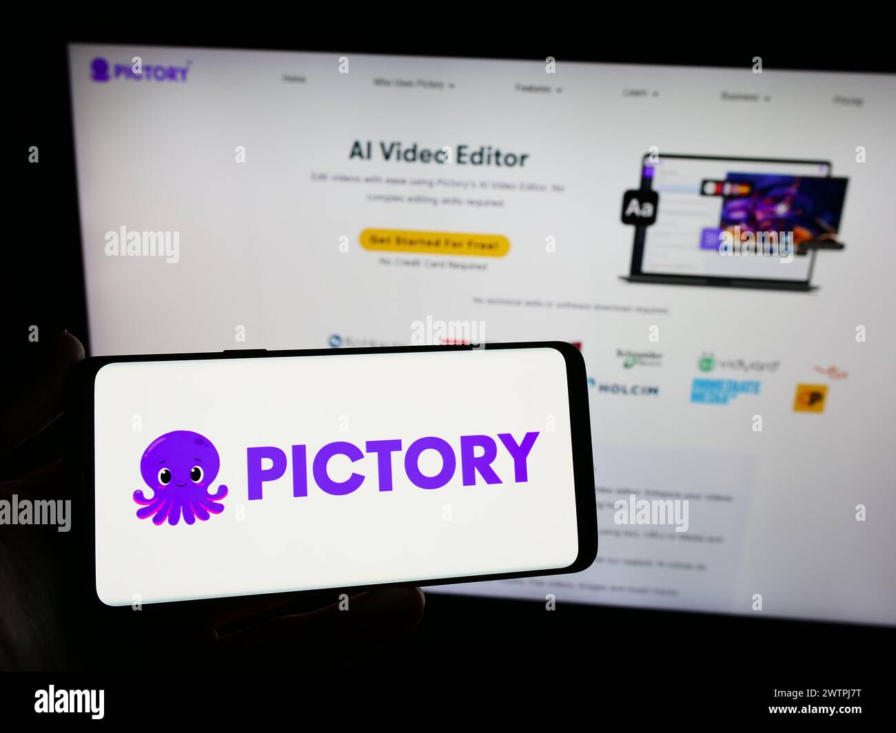 Person, die ein Smartphone mit dem Logo der US-amerikanischen Videoproduktionsfirma Pictory Corp. Vor der Website hält. Schwerpunkt auf dem Display des Telefons. Stockfoto