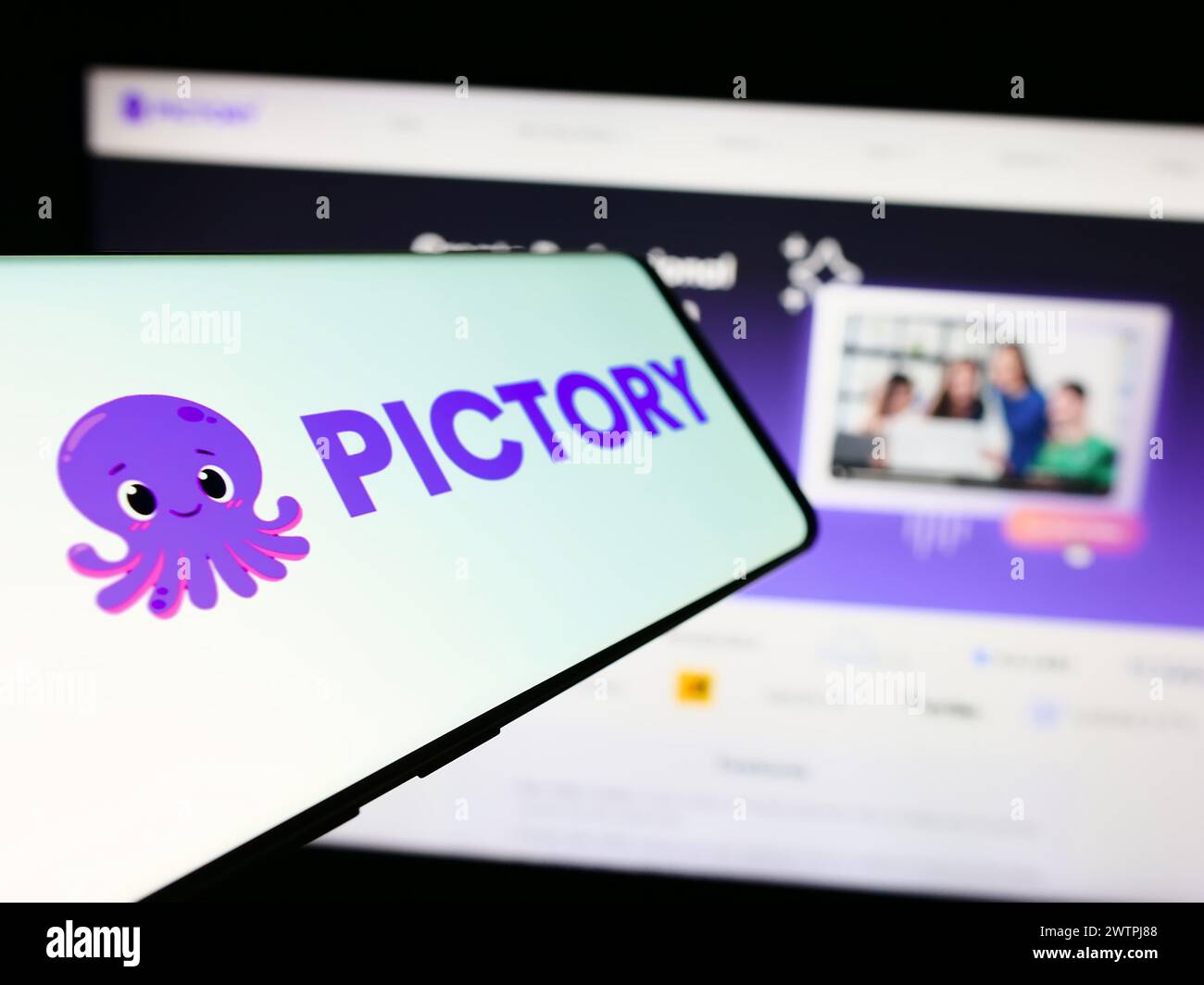Mobiltelefon mit Logo der amerikanischen Videoproduktionsfirma Pictory Corp. Vor der Business-Website. Fokus auf der linken Seite des Telefondisplays. Stockfoto