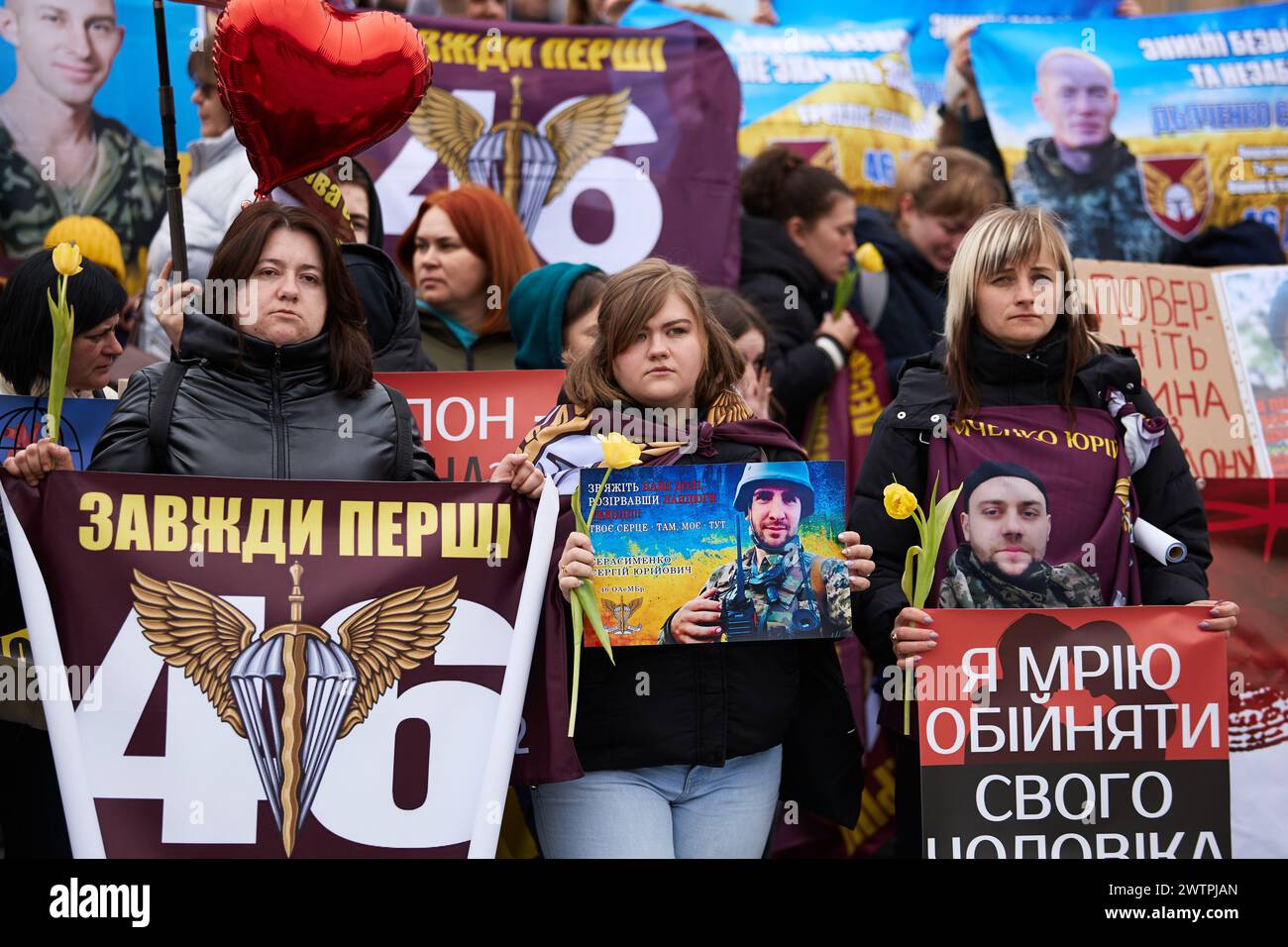 Ehefrauen von gefangenen ukrainischen Soldaten fordern ihre Freilassung auf einer öffentlichen Demonstration. Kiew - 16. März 2024 Stockfoto