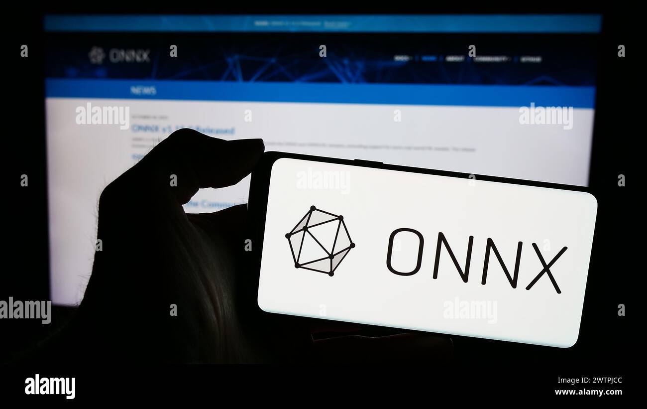 Person, die ein Smartphone mit dem Logo des AI Ecosystem Open Neural Network Exchange (ONNX) vor der Webseite hält. Schwerpunkt auf dem Display des Telefons. Stockfoto