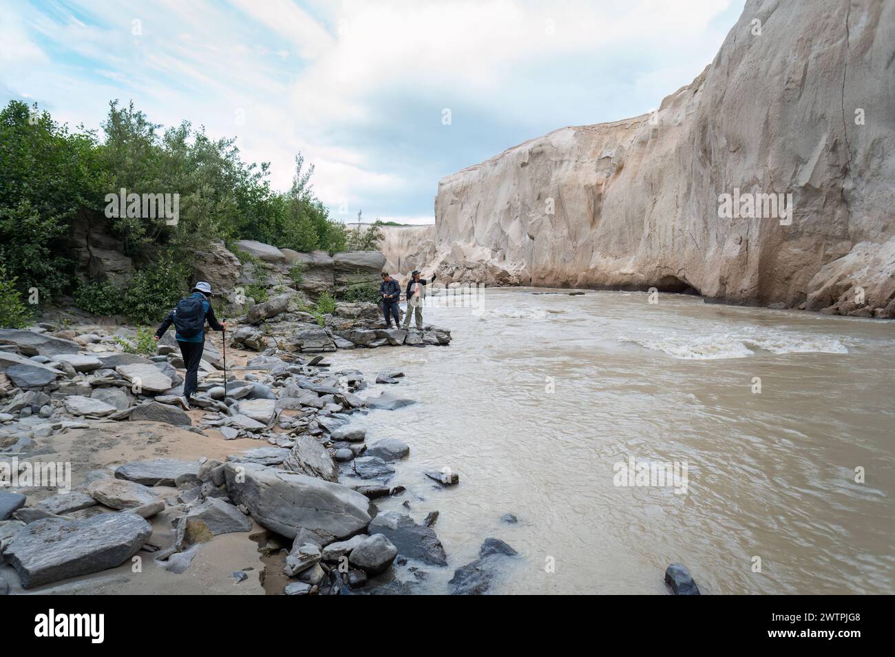 Die Leute wandern durch das Tal der zehntausend Raucher. Katmai Nationalpark und Naturschutzgebiet. Alaska. USA. Stockfoto