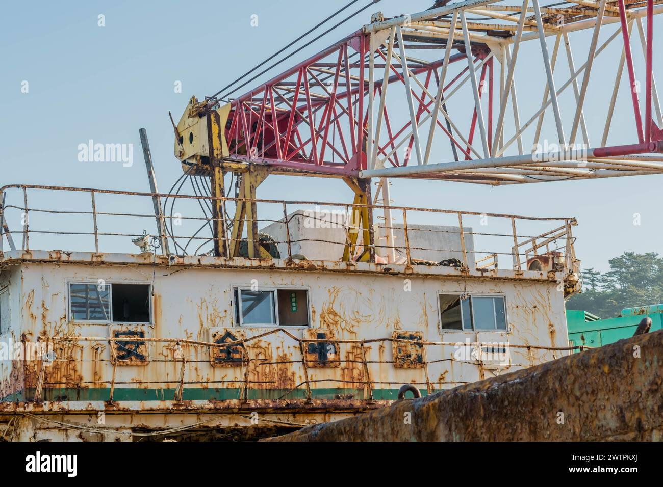 Ein Rostkran auf einem heruntergekommenen Schiff spricht von industriellem Verfall in Sinjin-Do, Südkorea, Asien Stockfoto