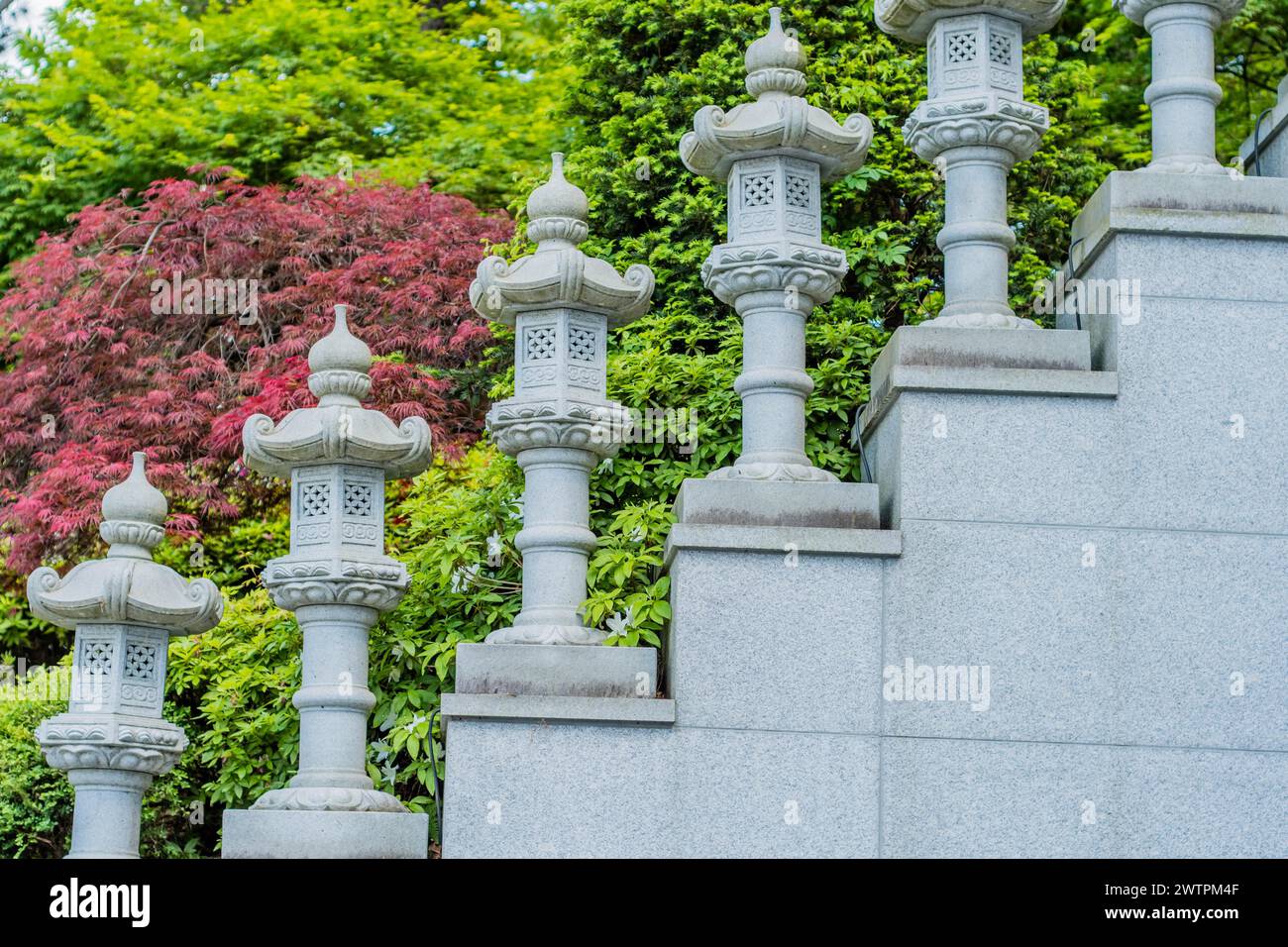 Traditionelle Steinlaternen in einem üppigen Garten, die Ruhe repräsentieren, in Daejeon, Südkorea, Asien Stockfoto