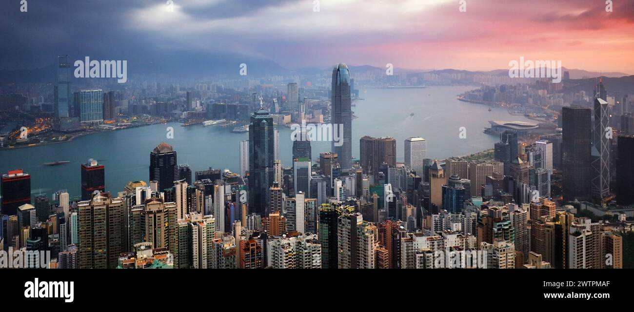 Hong Kong panorama-dramatischer Sonnenaufgang vom Victoria Peak Stockfoto