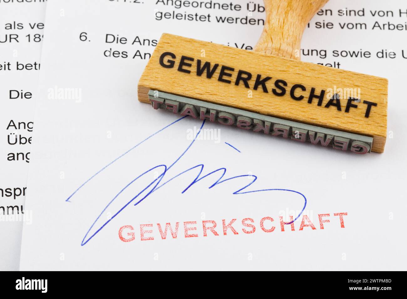 Ein Holzstempel liegt auf einem Dokument. Deutsche Inschrift: gewerkschaft Stockfoto