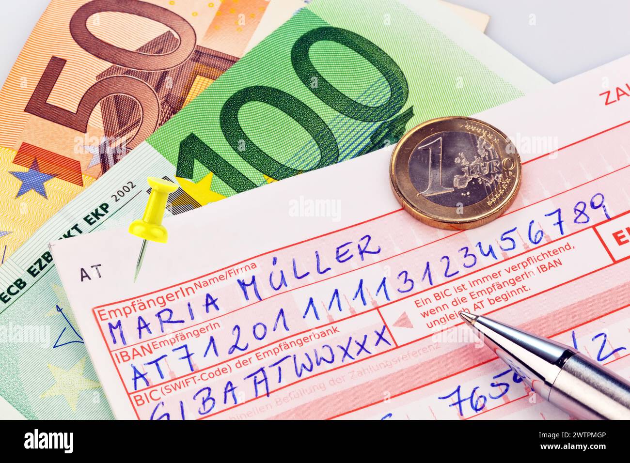Ein Zahlungsbeleg für Banküberweisung oder Bareinzahlung mit IBAN und BIC-Code aus Österreich Stockfoto