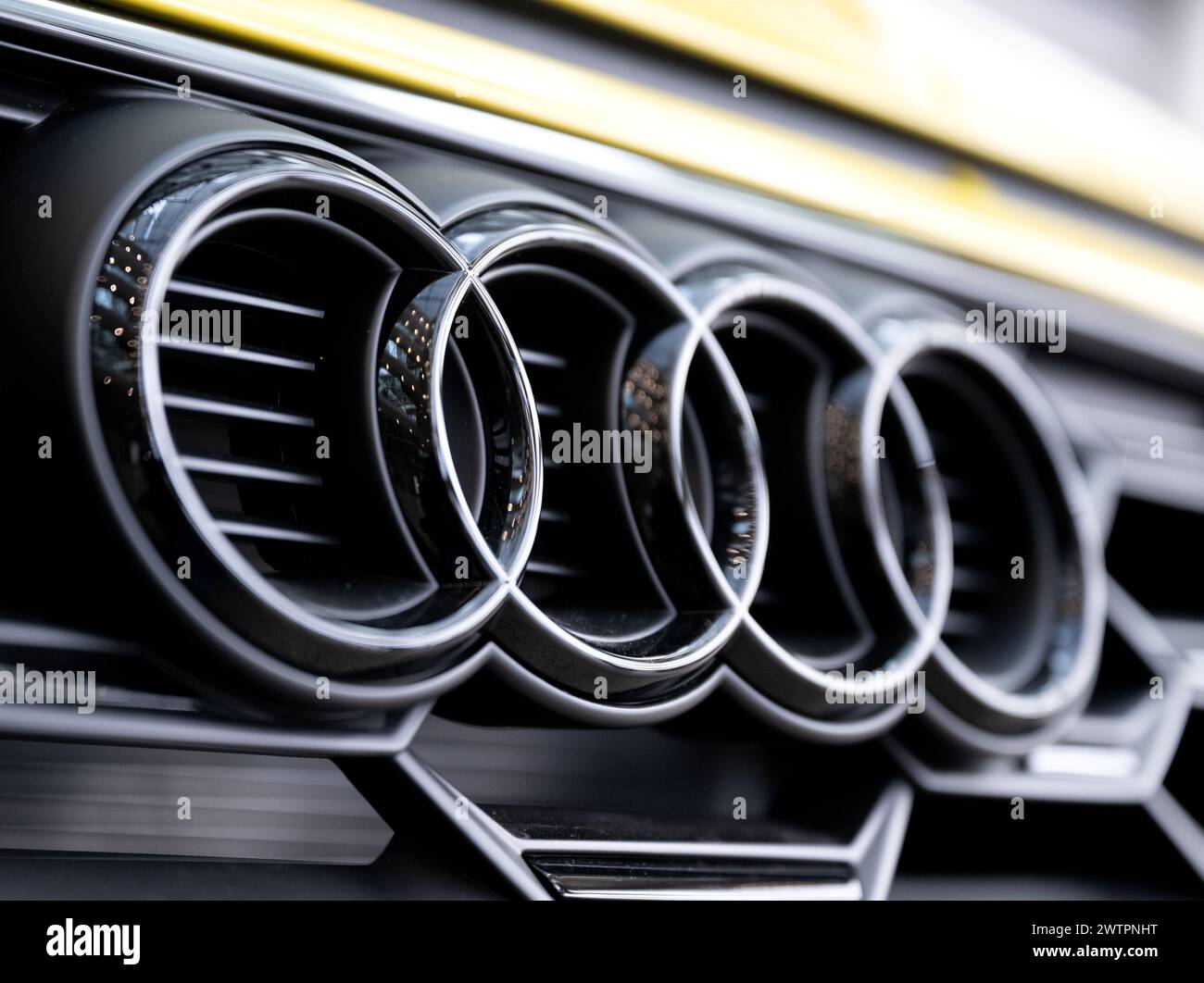 Ingolstadt, Deutschland. März 2024. Das Audi Logo ist vor Beginn der jährlichen Pressekonferenz in der Firmenzentrale auf einem Auto zu sehen. Audi präsentiert die Zahlen für das Geschäftsjahr 2023. Quelle: Sven Hoppe/dpa/Alamy Live News Stockfoto