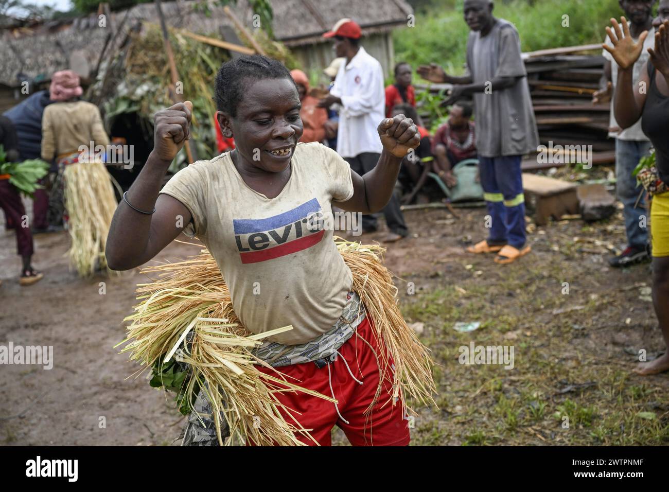 Pygmäe vom BaAka-Volk tanzen, Libongo, Region Est, Kamerun Stockfoto