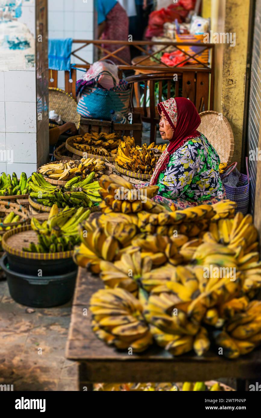 Traditioneller authentischer Lebensmittelmarkt, Verkäufer, Frau, Obst, Gemüse, frisch, Lebensmittel, Ernährung, Verkauf, Handel, basar, authentisch, Krankheitsvektor, Lebensmittelrecht Stockfoto