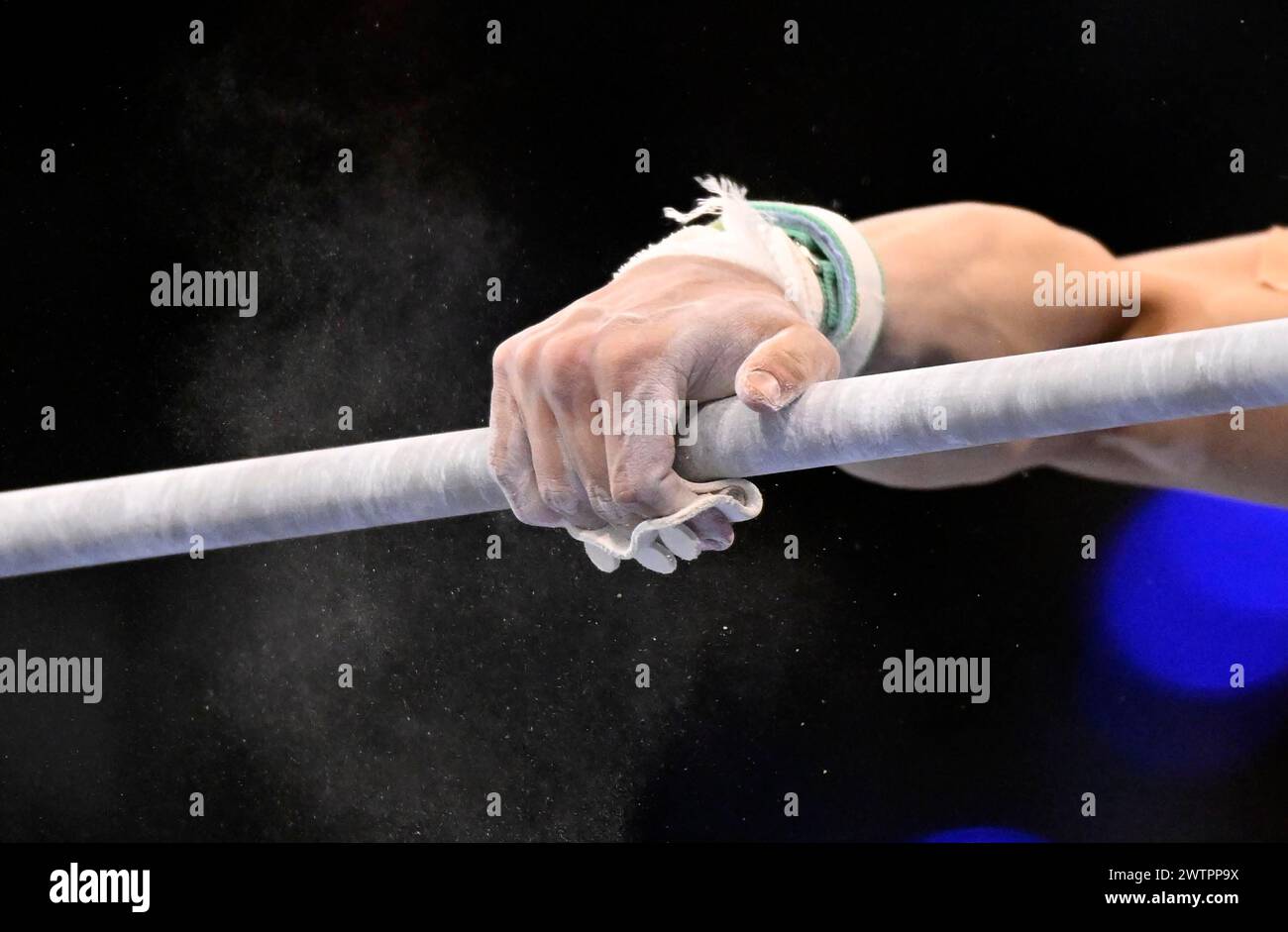 Gymnastik, Kunstgymnastik, Herren, Feature, Detail, Nahaufnahme, Gurte, Handgelenkschutz, Hand-an-Stange, horizontale Stange, Magnesie, EnBW DTB-Pokal Stockfoto