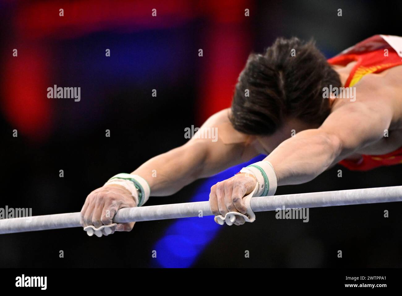 Gymnastik, Kunstgymnastik, Herren, Feature, Detail, Nahaufnahme, Gurte, Handgelenkschutz, Hände auf hohem Stab, horizontaler Stab, Magnesia, EnBW Stockfoto