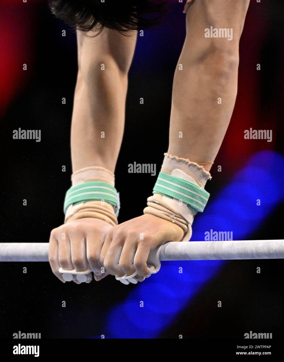 Gymnastik, Kunstgymnastik, Herren, Feature, Detail, Nahaufnahme, Gurte, Handgelenkschutz, Hände auf hohem Stab, horizontaler Stab, Magnesia, EnBW Stockfoto