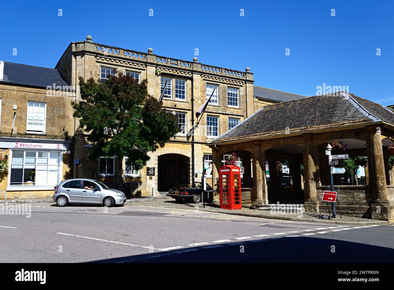 Blick auf das Market House am Marktplatz entlang der East Street im Stadtzentrum, Ilminster, Somerset, Großbritannien, Europa. Stockfoto