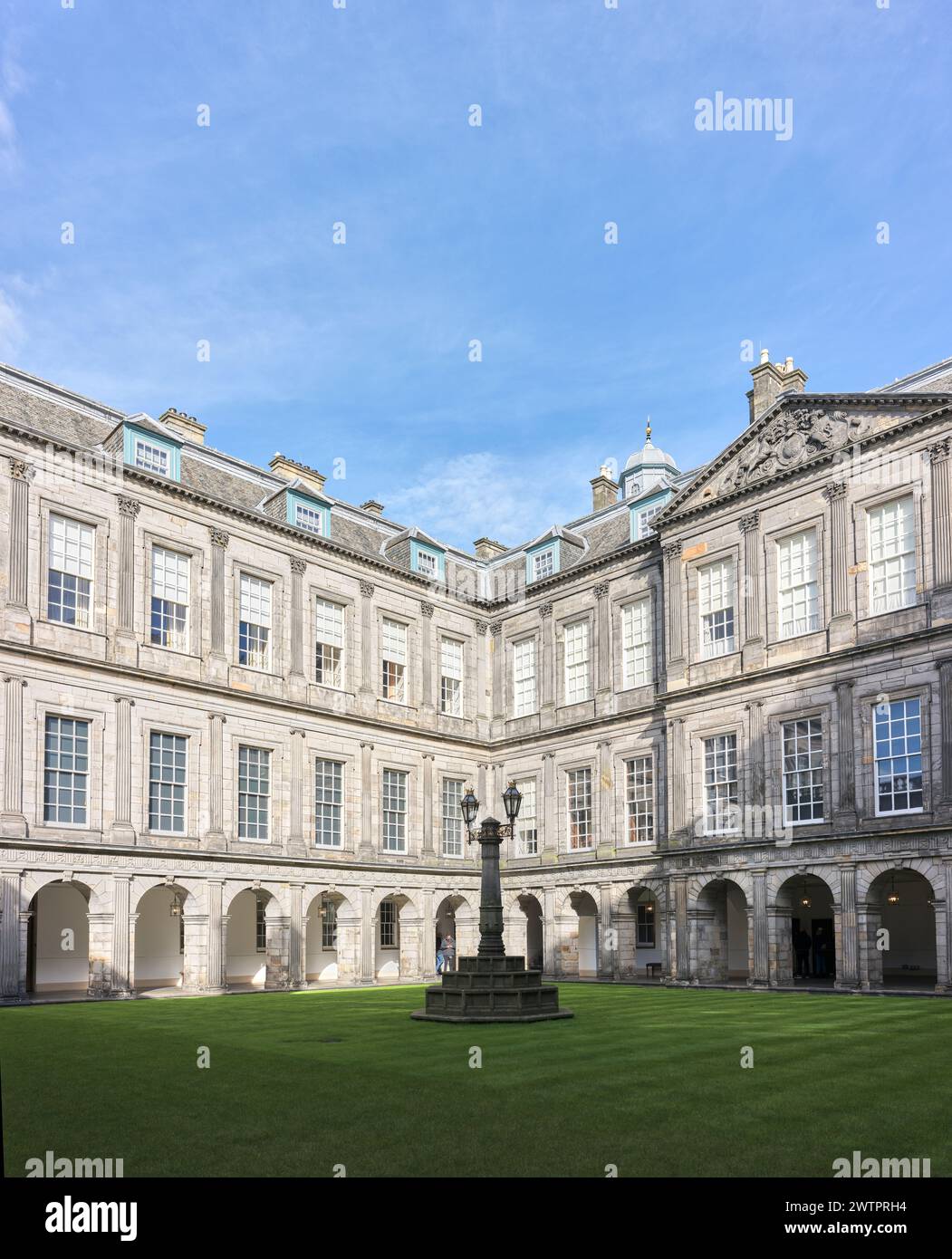 Innenhof im Holyrood Palace (holyroodhouse), Edinburgh, Heimat des britischen Monarchen in Schottland. Stockfoto