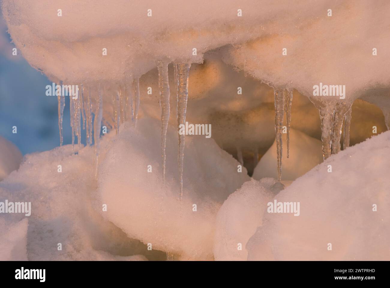 Meereslandschaft mit rauem Packeis über dem Chukchi-Meer im Frühling, vor der Küste des arktischen Dorfes Utqiagvik, arktisches Alaska Stockfoto